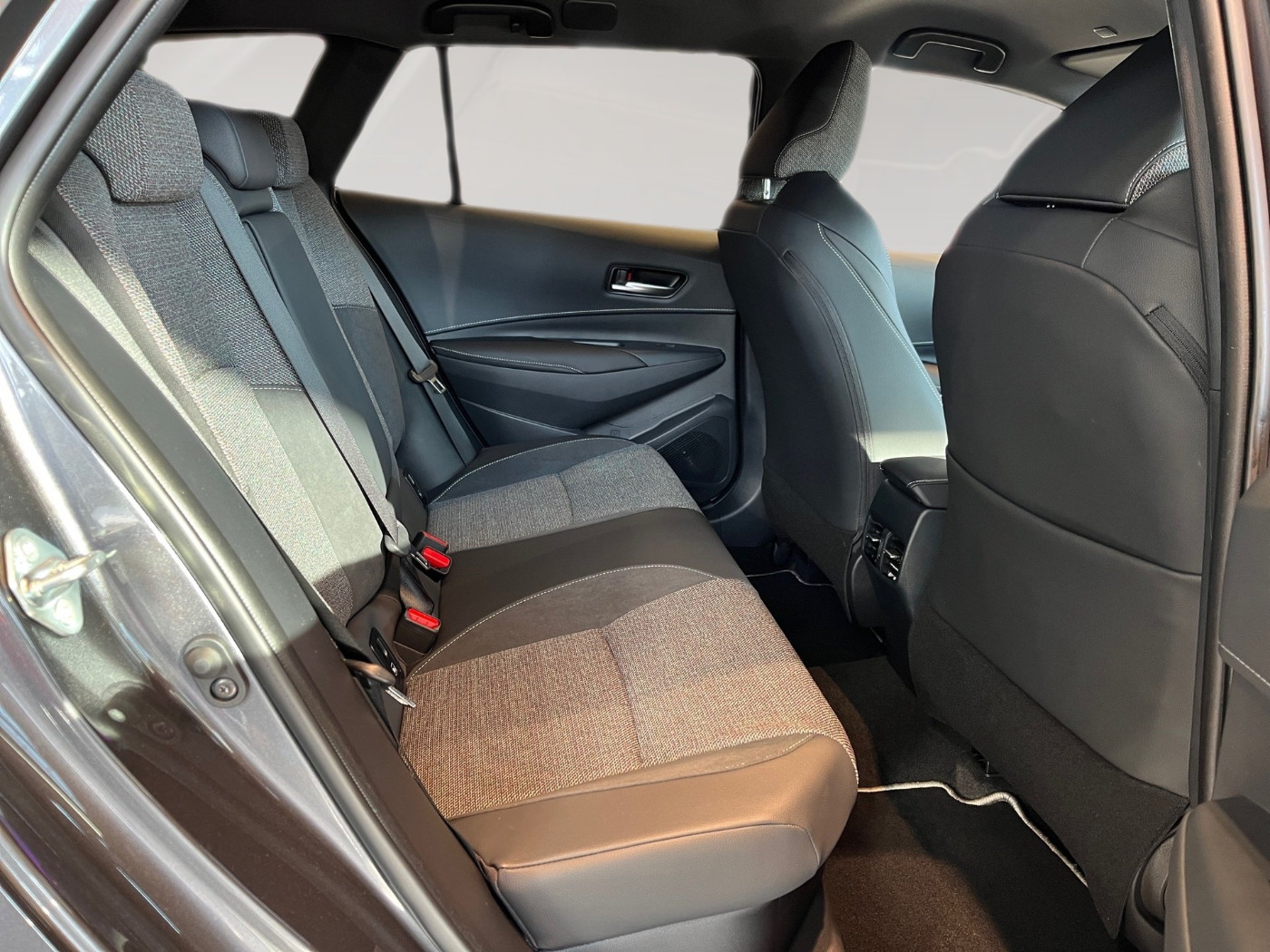 Foto 1 - Corolla Touring Sports 2,0 Hybrid TS Teamplayer mit Technik AUT, marlingrau