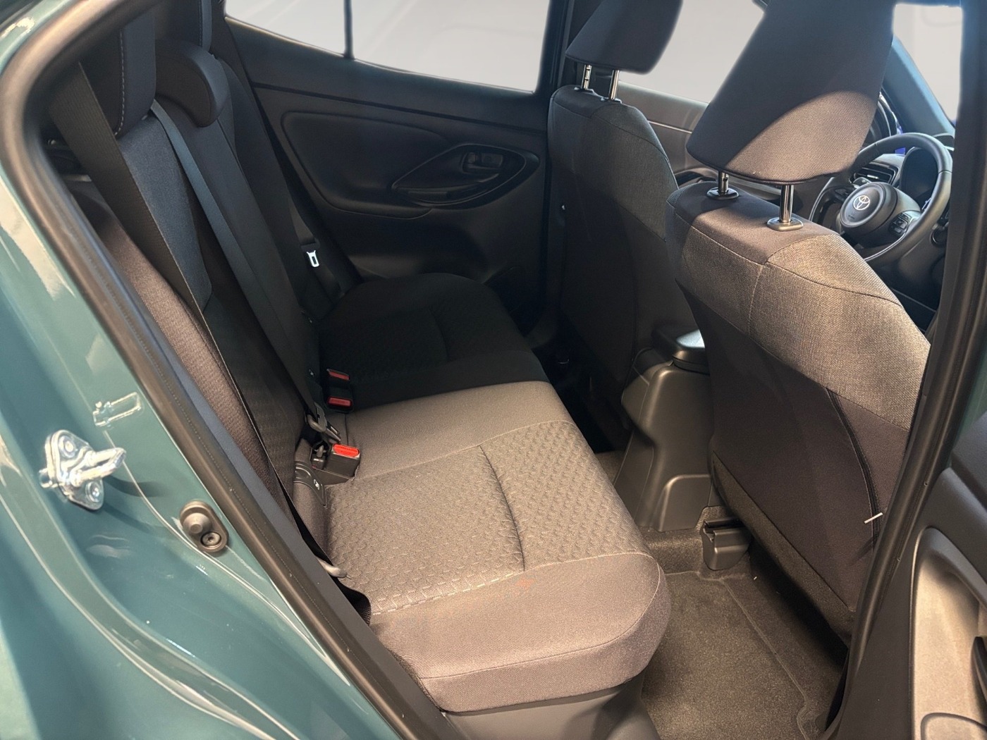 Foto 1 - Toyota Yaris Cross 1.5 Hybrid Teamplayer Winter-Paket, everest green