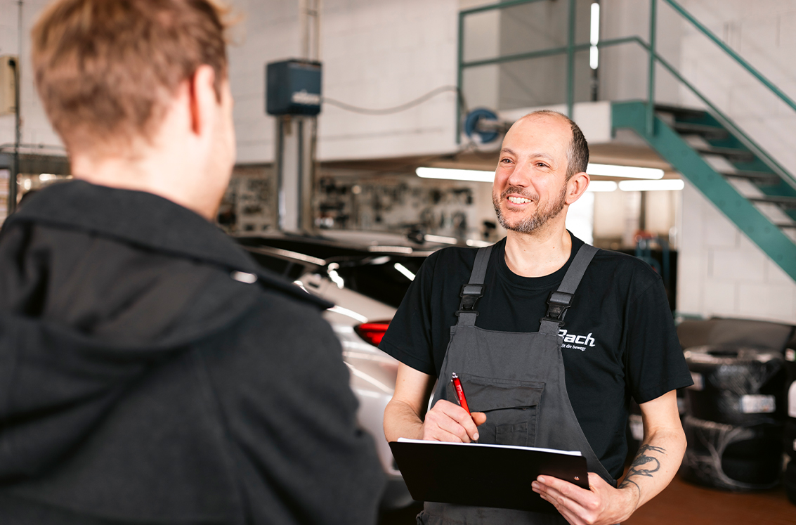 Kfz-Monteure in einer Werkstatt